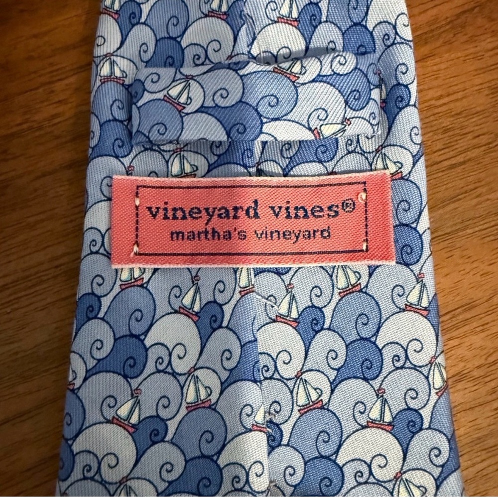 Vineyard Vines Blue and White Wave Pattern Tie - Picture 2 of 3